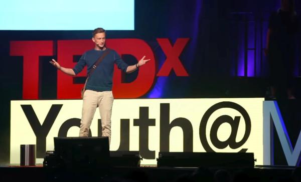 Florian Pachaly auf der Bühne von TEDxyouth